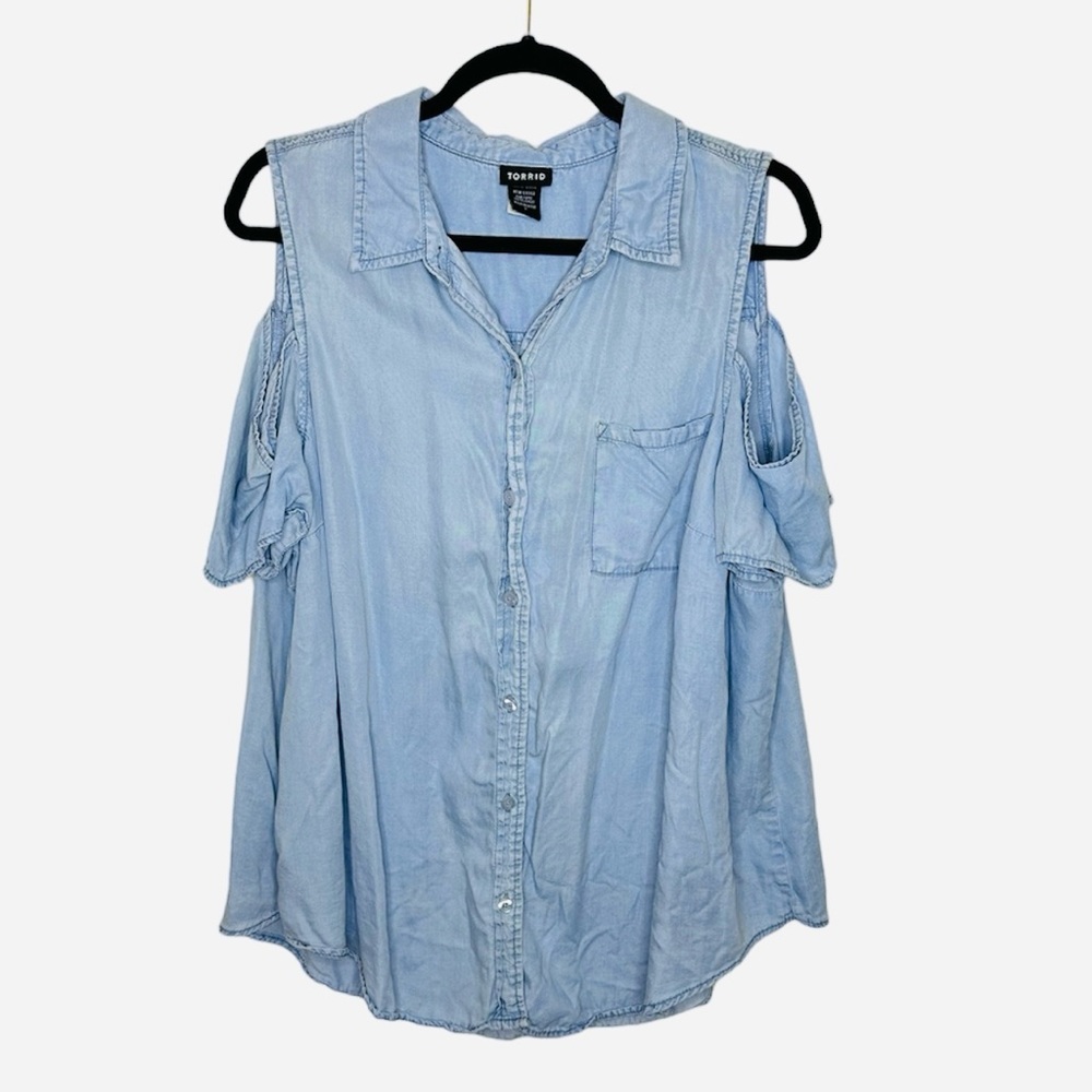 Baby blue, peekaboo shoulder torrid blouse, preowned
